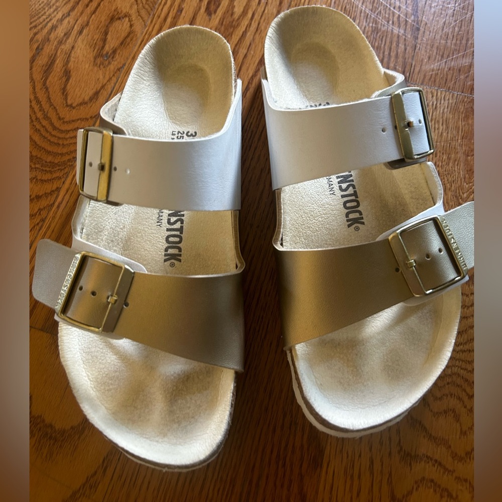 Birkenstock Arizona Split Sandal size 39 (8) white & Gold great condition